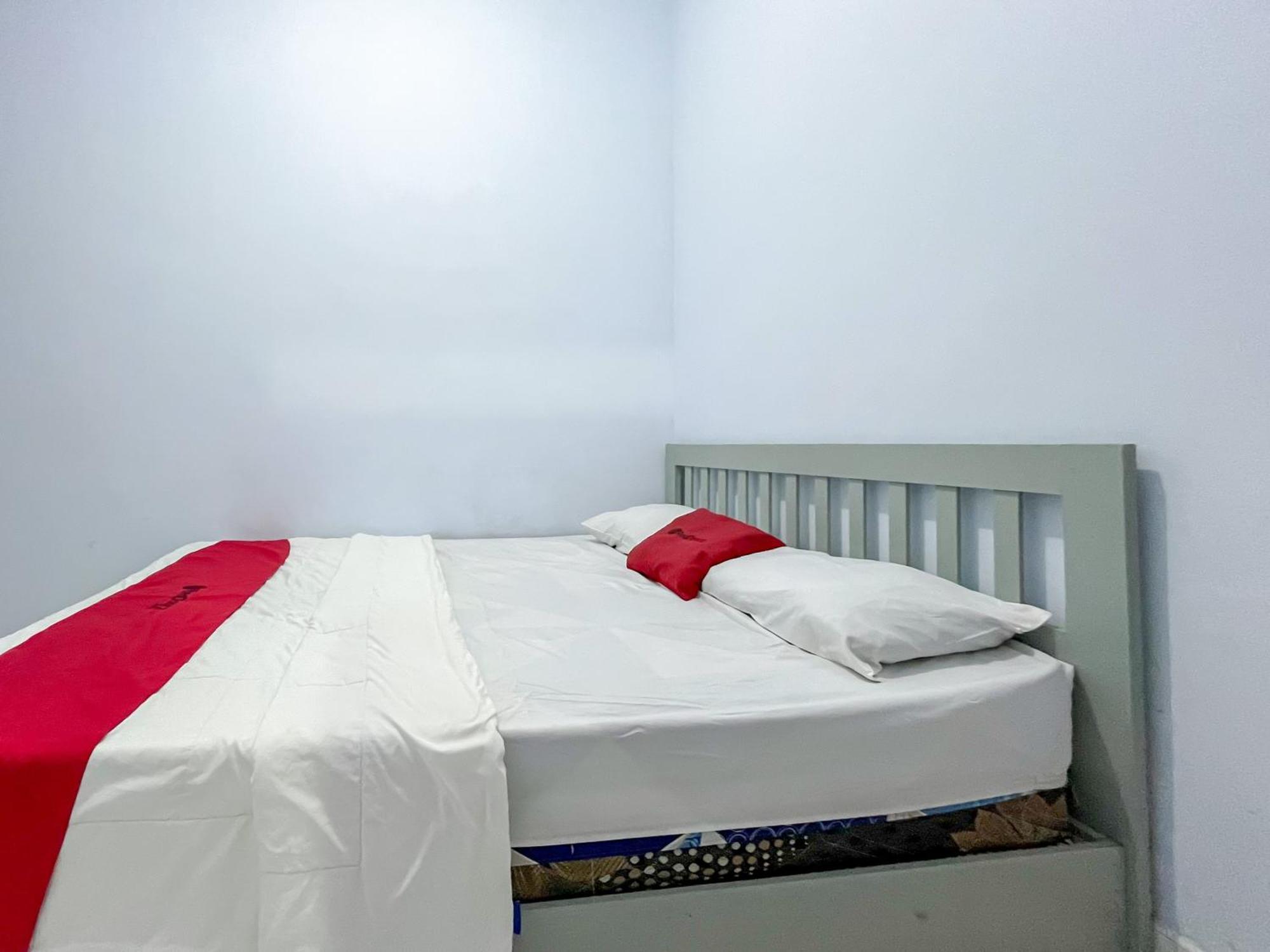 Reddoorz Syariah At Home Ampana Guest House Ampana Kota Екстер'єр фото