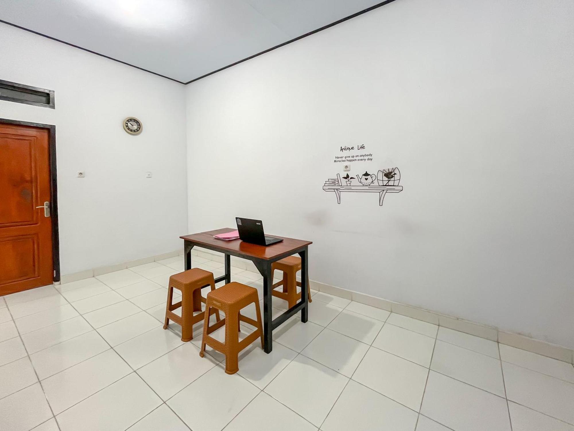 Reddoorz Syariah At Home Ampana Guest House Ampana Kota Екстер'єр фото