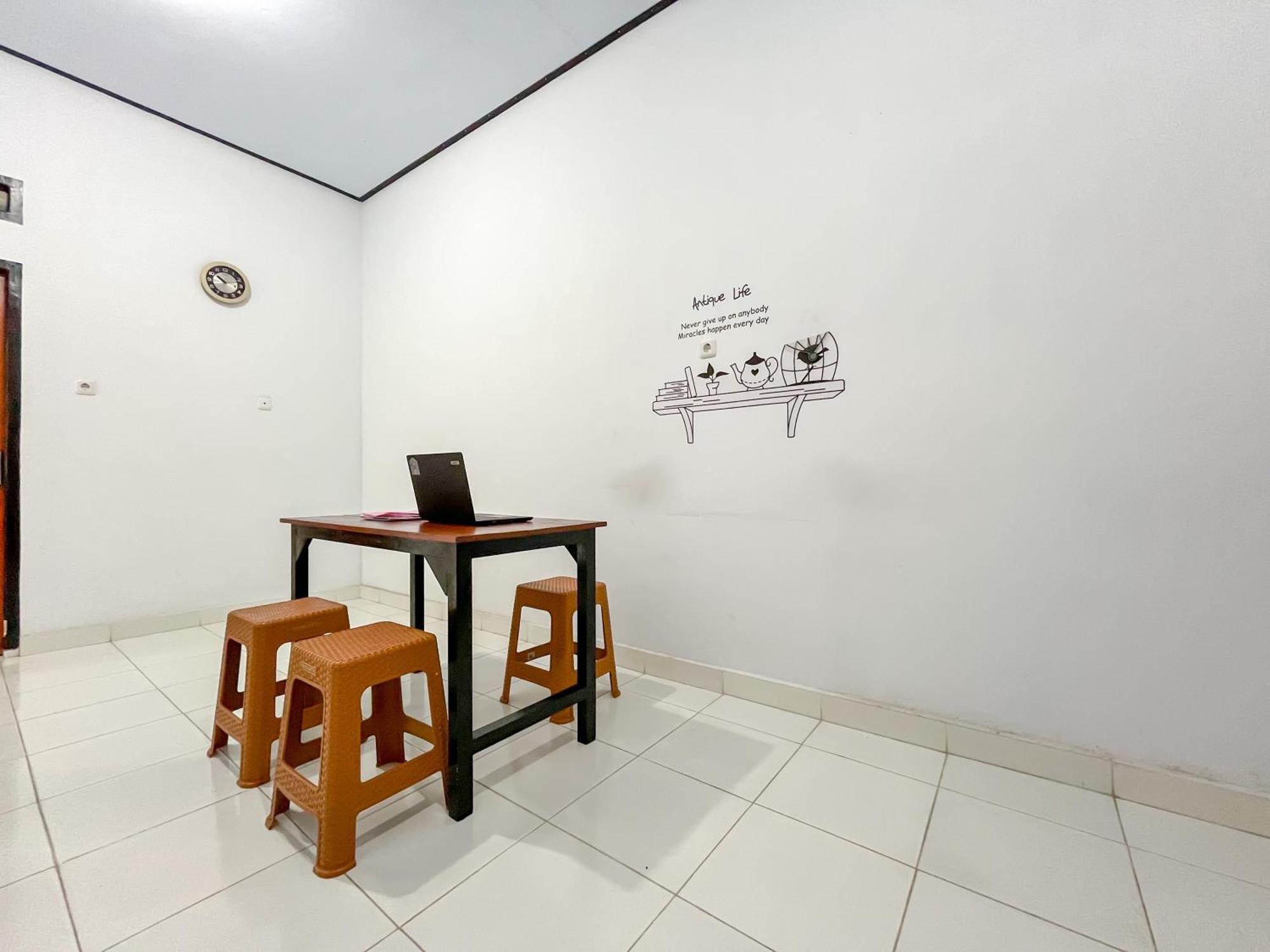 Reddoorz Syariah At Home Ampana Guest House Ampana Kota Екстер'єр фото